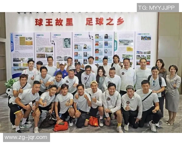 足球明星化身老头挑战年轻球员引发热议与欢笑